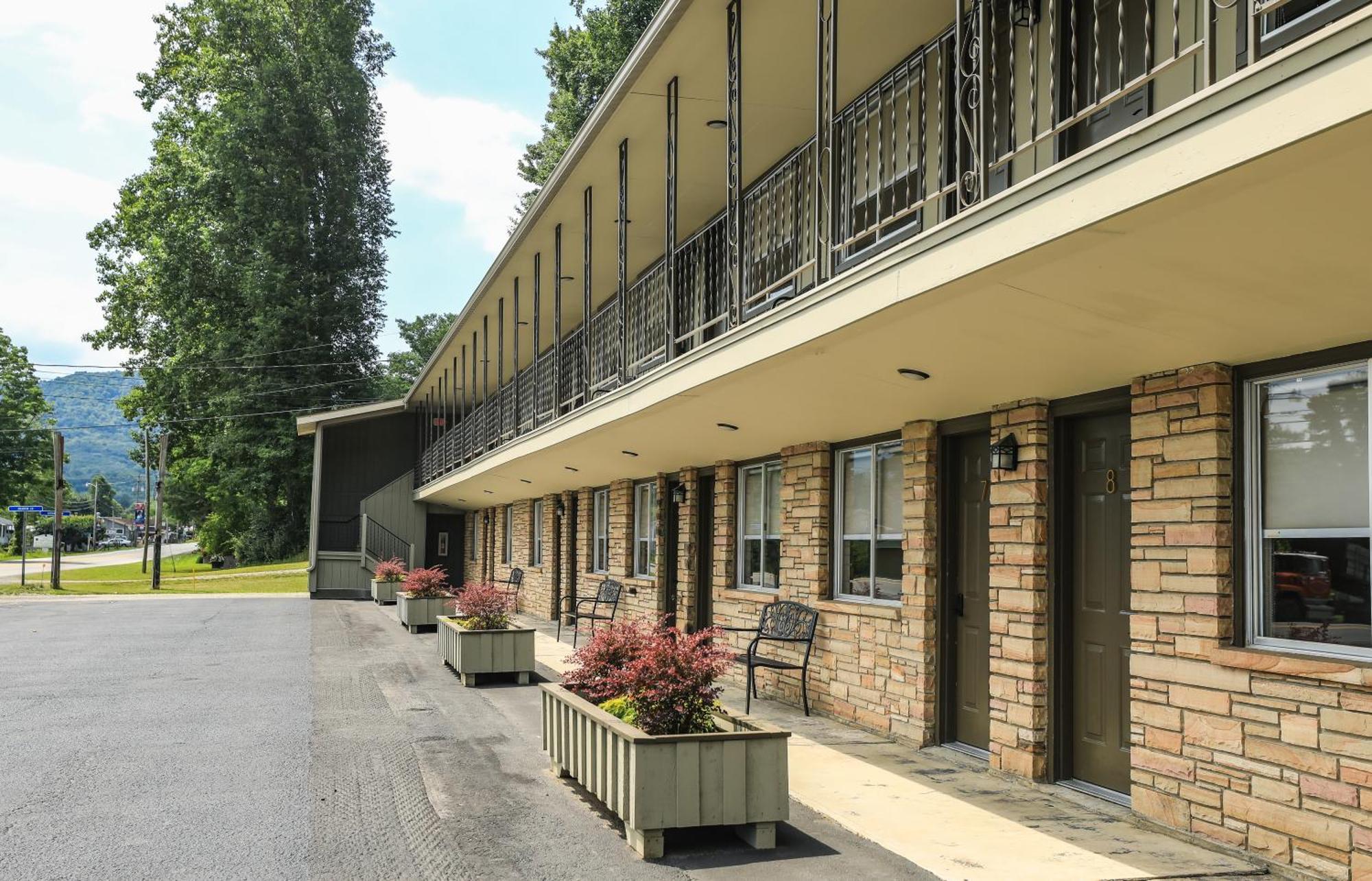 River City Inn Parsons Екстериор снимка